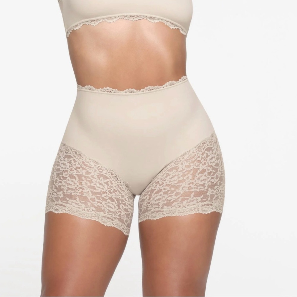 SKIMS Fits Everybody Lace Shorts 📦 (4X Color: Stone)